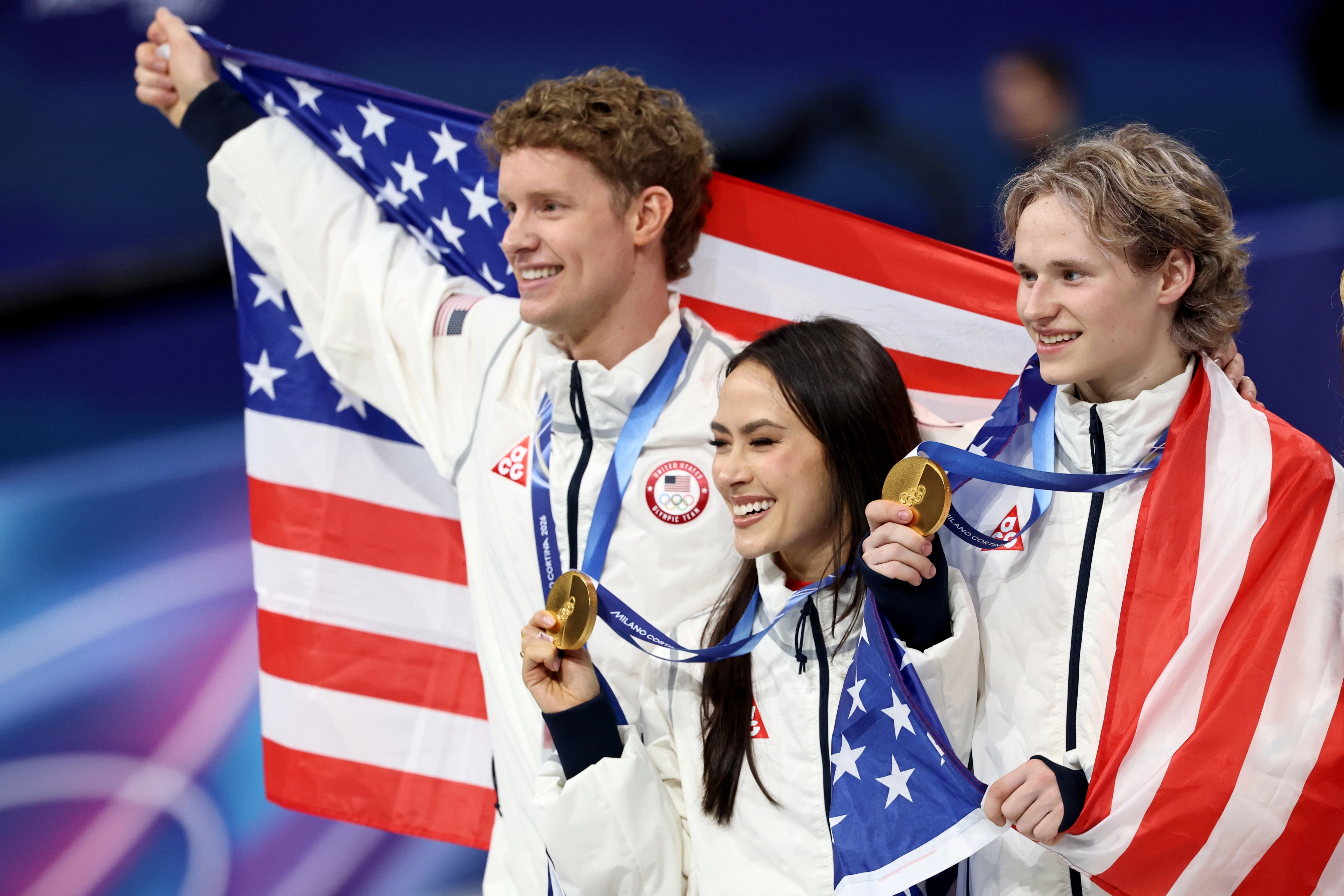 9일(한국시간) 이탈리아 밀라노 아이스스케이팅 아레나에서 열린 2026 밀라노·코르티나담페초 동계올림픽 피겨팀 이벤트에서 금메달을 따낸 미국 아이스댄스 국가대표 에번 베이츠 조(왼쪽부터)-매디슨 코츠 조와 남자 싱글 일리야 말리닌의 모습. 밀라노 EPA 연합뉴스