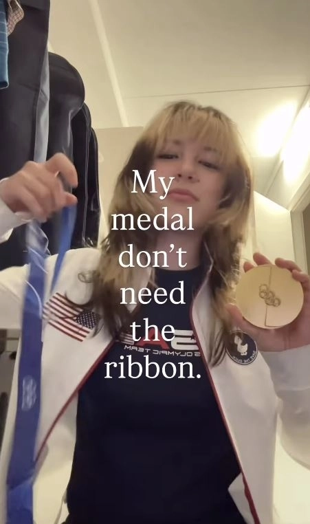 미국 피겨 스케이팅 여자 싱글 국가대표 알리사 리우가 9일(한국시간) 소셜미디어(SNS)을 통해 리본과 분리된  피겨팀 이벤트 금메달을 공개하고 있다. 리우 SNS