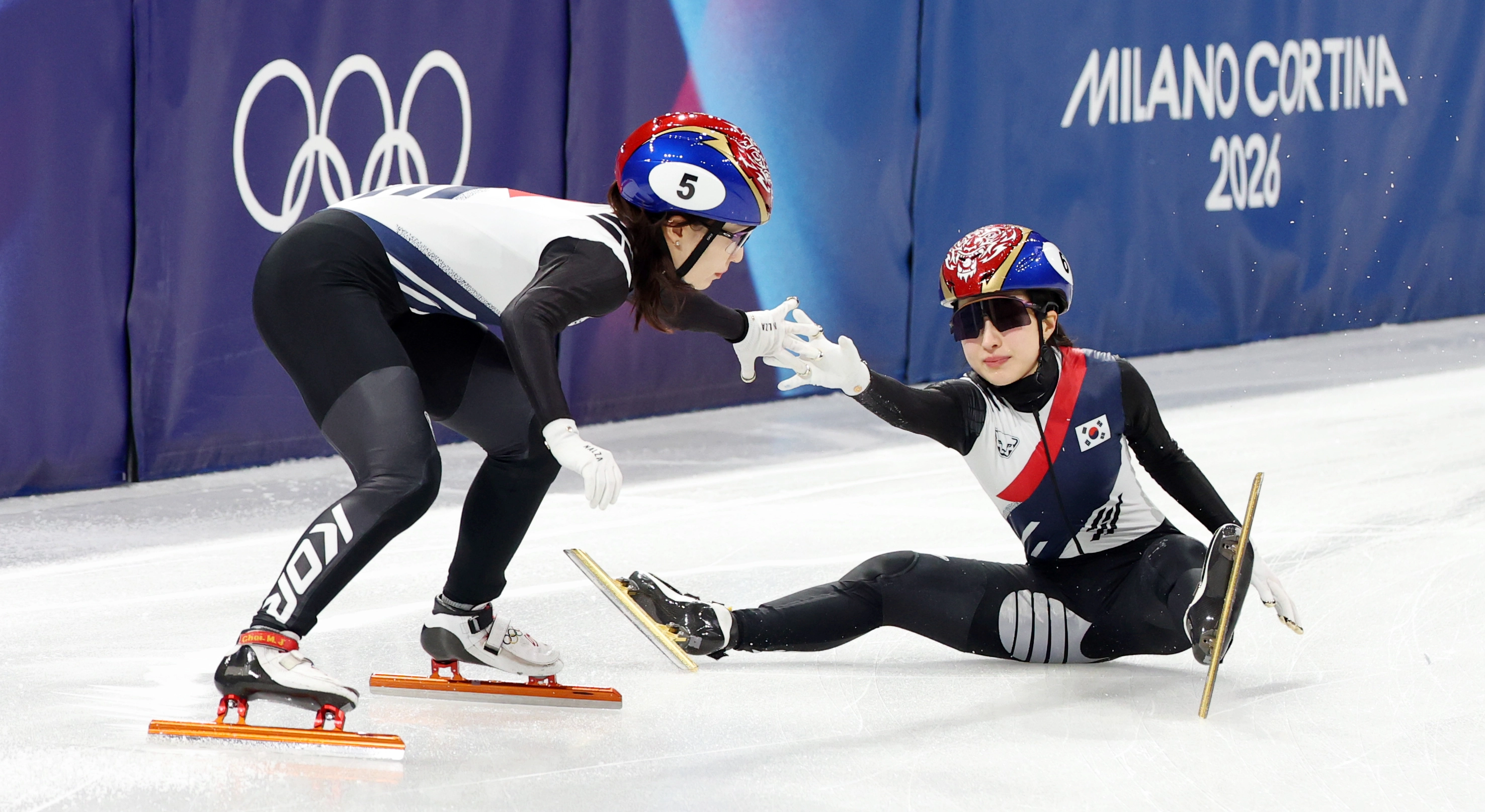 10일(현지시간) 이탈리아 밀라노 아이스스케이팅 아레나에서 열린 2026 밀라노-코르티나담페초 동계올림픽 쇼트트랙 혼성계주 준결승에서 미국 선수에 의해 넘어진 김길리가 최민정과 터치하고 있다. 2026.2.10 연합뉴스