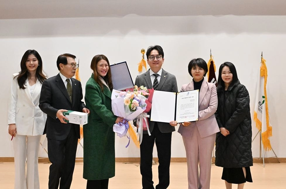 지난 10일 ‘2026 대한민국 유권자 대상’ 시상식에서 광역의회 부문 대상을 받은 이상욱 의원이 참석자들과 기념촬영을 하고 있다.