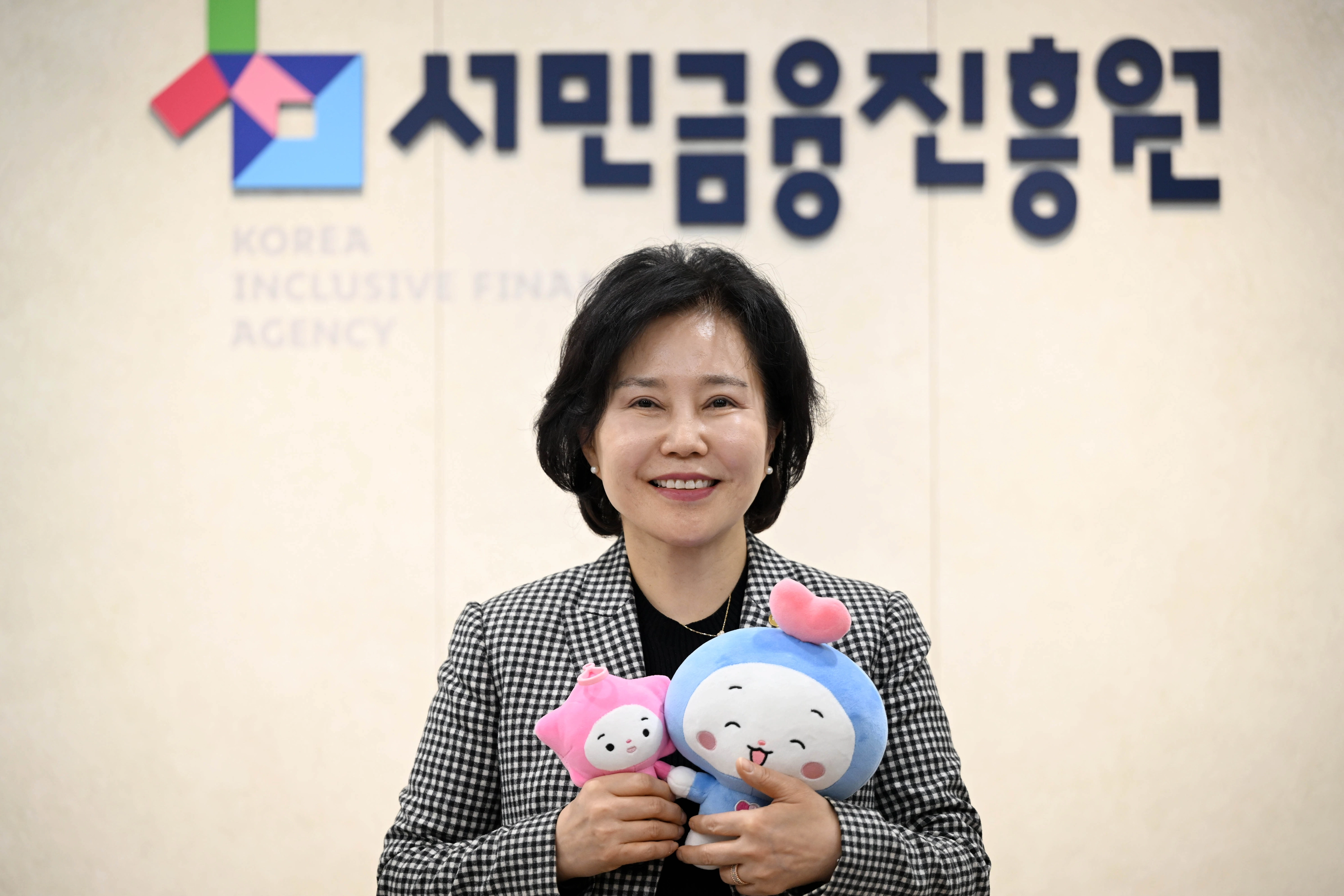 11일 김은경 서민금융진흥원장 및 신용회복위원장이 서금원 홍보 캐릭터 ‘채우미’와 ‘포용이’ 인형을 손에 들고 미소를 짓고 있다. 홍윤기 기자