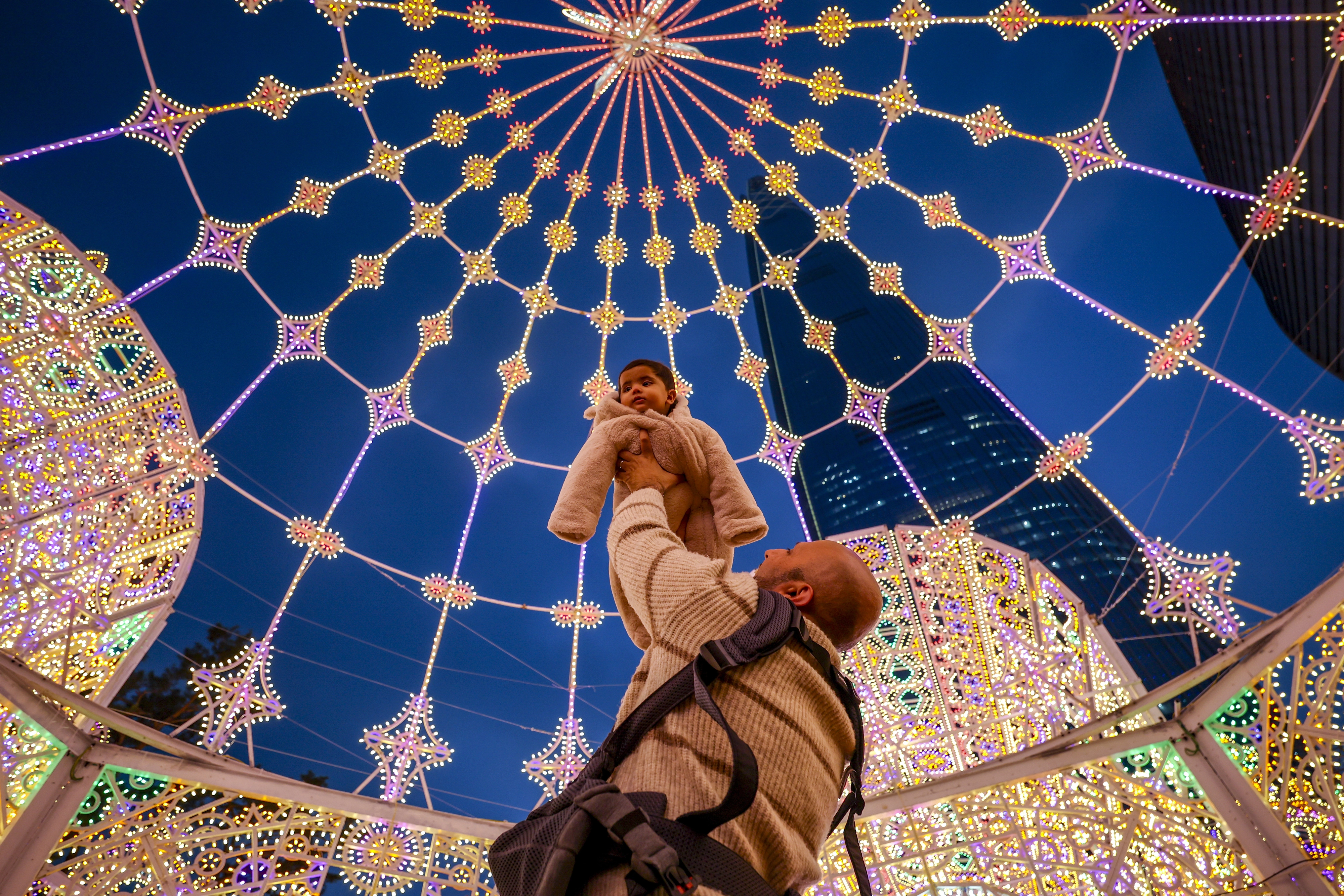 한 외국인 가족이 11일 서울 송파구 롯데월드타워 월드파크 일대에서 열린 2026 롯데 루미나리에서 즐거운 시간을 보내고 있다. 2026.2.11 뉴시스