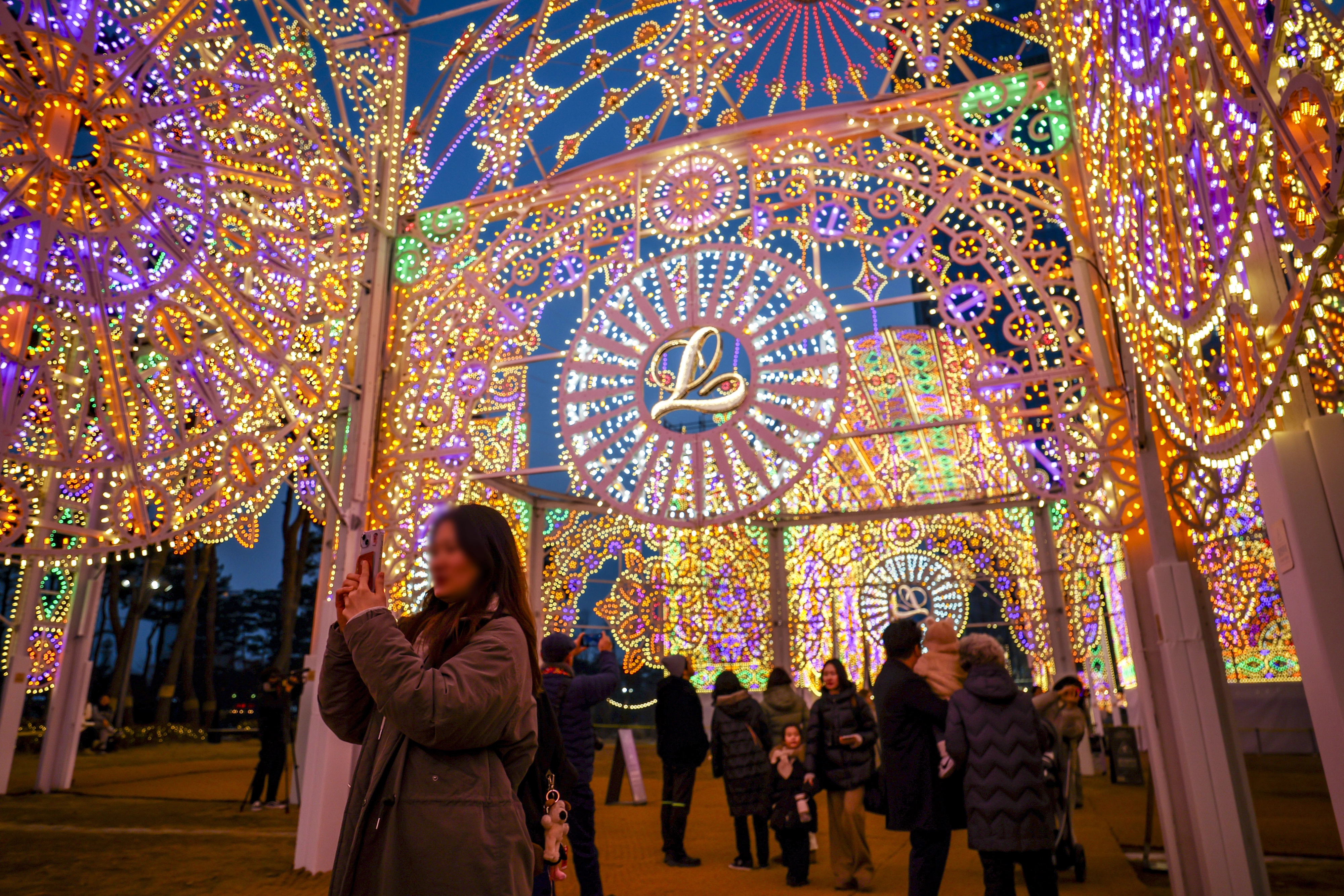 시민들이 11일 서울 송파구 롯데월드타워 월드파크 일대에서 열린 2026 롯데 루미나리에를 둘러보고 있다. 2026.2.11 뉴시스