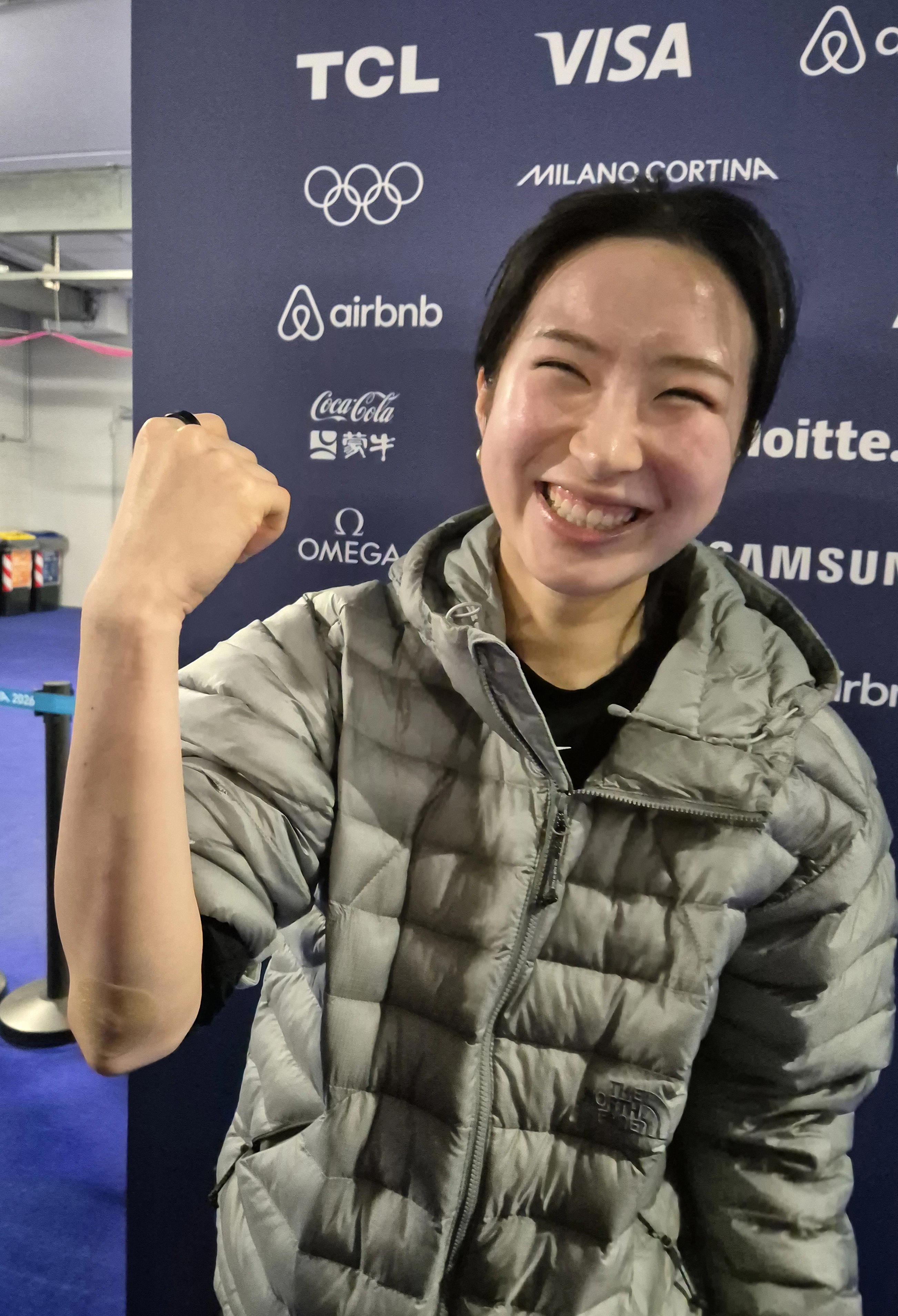 11일(현지시간) 이탈리아 밀라노 아이스스케이팅 아레나에서 쇼트트랙 김길리가 훈련을 마친 뒤 믹스존에서 취재진과 인터뷰를 하며 팔꿈치 부상을 보여주고 있다.
김길리는 전날 쇼트트랙 혼성계주 준결승에서 앞서 달리던 미국의 커린 스토더드가 넘어지며 충돌했다. 2026.2.11. 연합뉴스