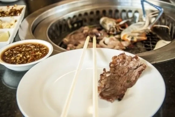 “간부 모시는 날, 제발 없애주세요” 하위직 공무원들 하소연.  회식 등 식사 대접이 이뤄지는 식당들 자료 사진. 123RF