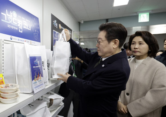 이재명 대통령 부부, 먹거리 그냥드림 사업장 방문
