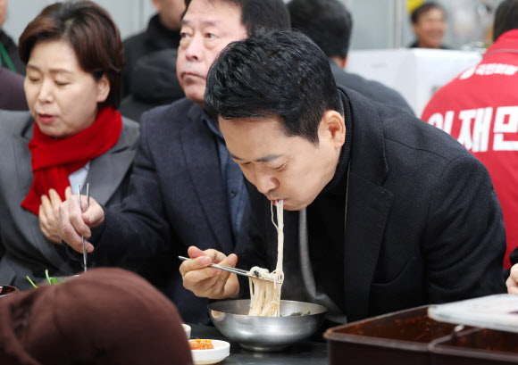 서문시장서 국수 먹는 장동혁 대표