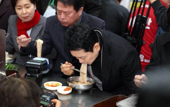 서문시장서 국수 먹는 장동혁 대표