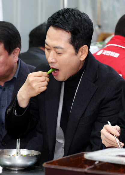 서문시장서 국수 먹는 장동혁 대표