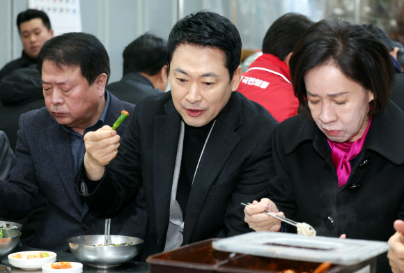 서문시장서 국수 먹는 장동혁 대표