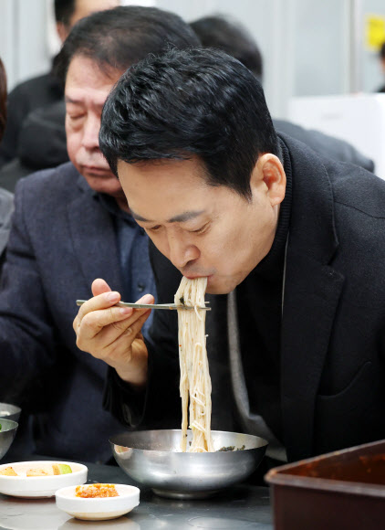 서문시장서 국수 먹는 장동혁 대표