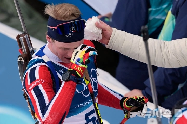 10일(한국시간) 이탈리아 안톨츠-안테르셀바 바이애슬론 아레나에서 열린 2026 밀라노·코르티나담페초 동계올림픽 바이애슬론 남자 20㎞에서 노르웨이의 요한올라브 보튼이 금메달을 확정한 뒤 눈물을 흘리고 있다. 2026.02.10. 뉴시스