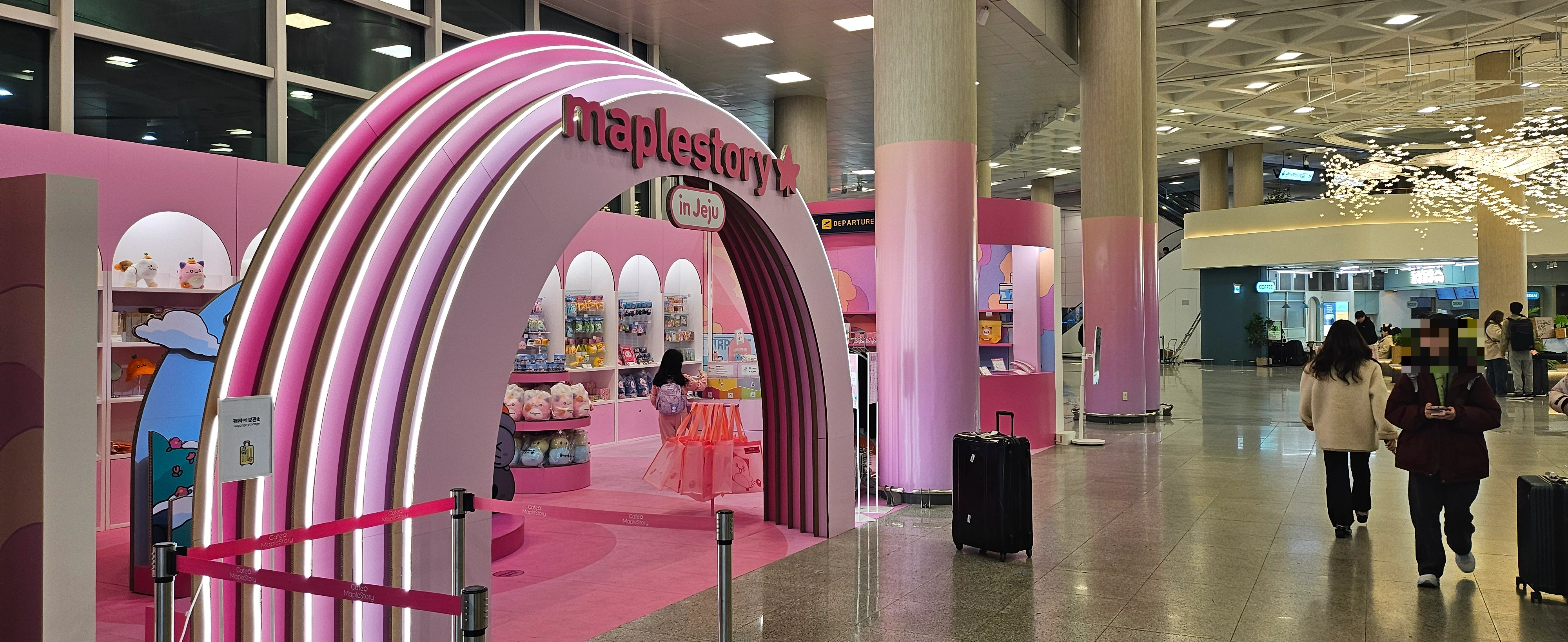 제주공항 1층 도착장 대합실에서 운영되는 메이플스토리 팝업스토어. 제주 강동삼 기자