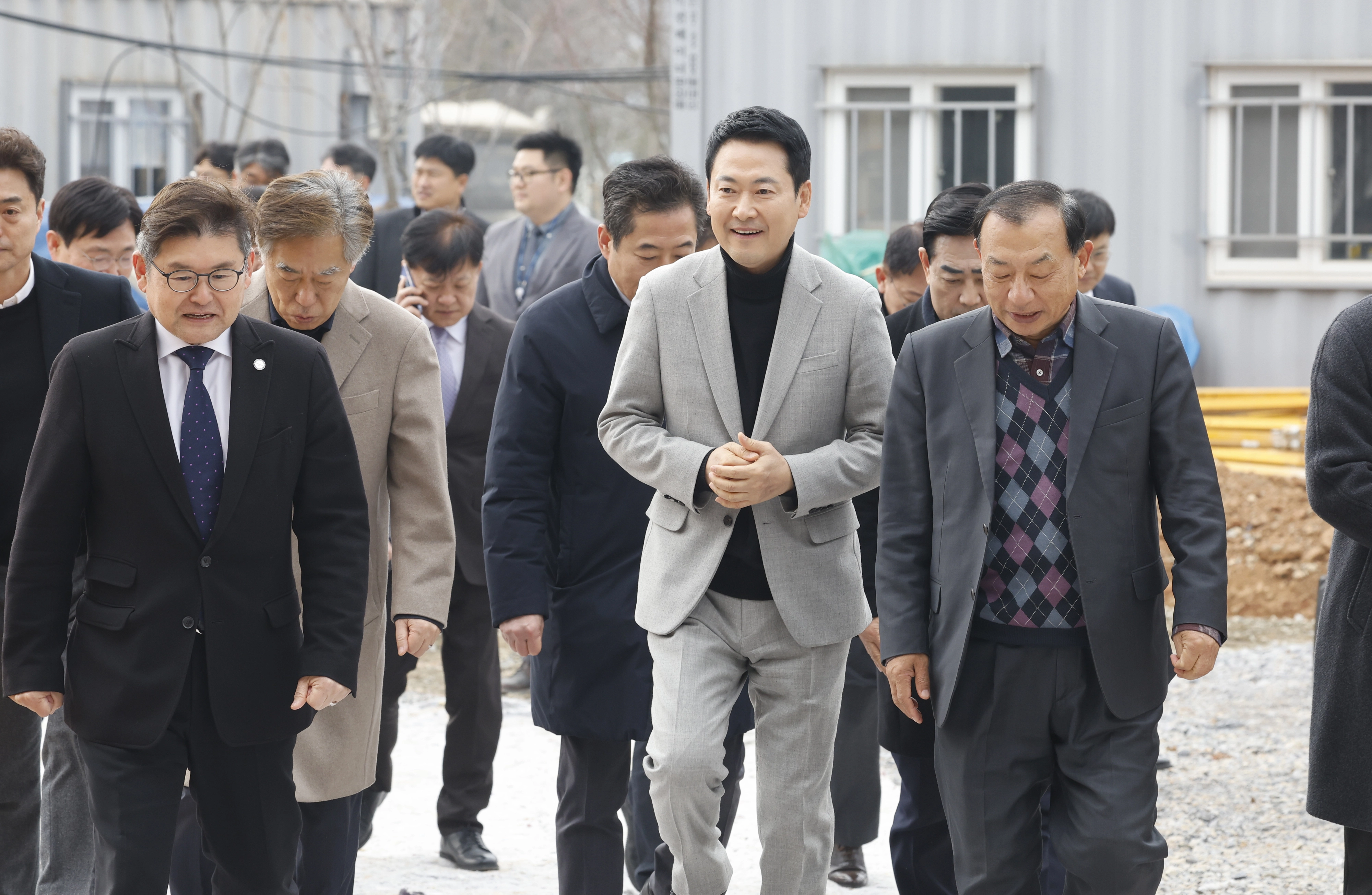 [수정본] 한국에너지공대 둘러보는 장동혁  장동혁 국민의힘 대표가 11일 전남 나주 한국에너지공과대학교를 방문해 초전도 기술센터 건립현장을 시찰하기 위해 들어서고 있다. 뉴스1