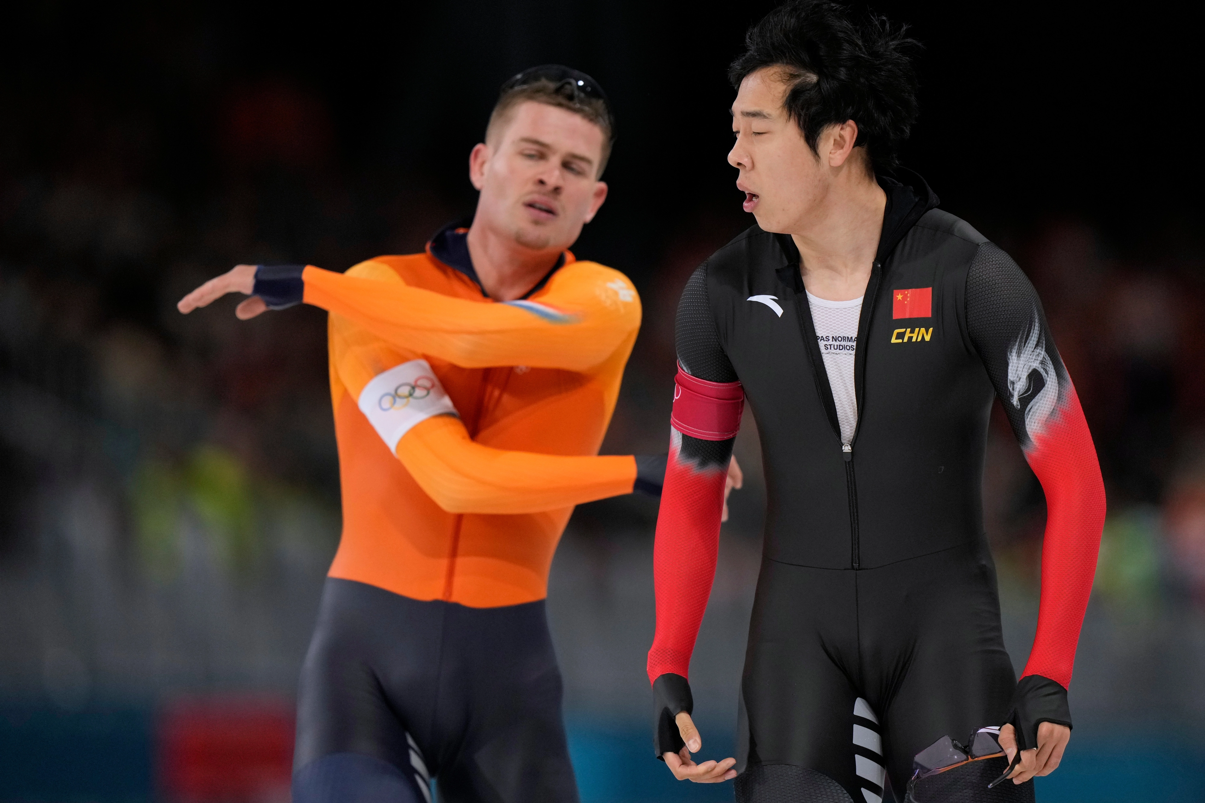 네덜란드의 유프 베네마르스(왼쪽)가 12일(한국시간) 열린 2026 밀라노·코르티나담페초 동계올림픽 스피드 스케이팅 남자 1000m 경기를 마친 뒤 자신을 방해한 롄쯔원(중국)에게 항의하고 있다. AP 뉴시스