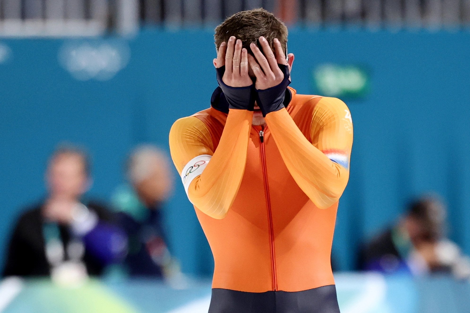 11일(현지시간) 이탈리아 밀라노 아이스스케이팅 아레나에서 열린 2026 밀라노ㆍ코르티나담페초 동계올림픽 스피드스케이팅 남자 1000m에 출전한 네덜란드의 요프 베네마르스가 질주를 마친 뒤 머리를 감싸고 있다. EPA 연합뉴스