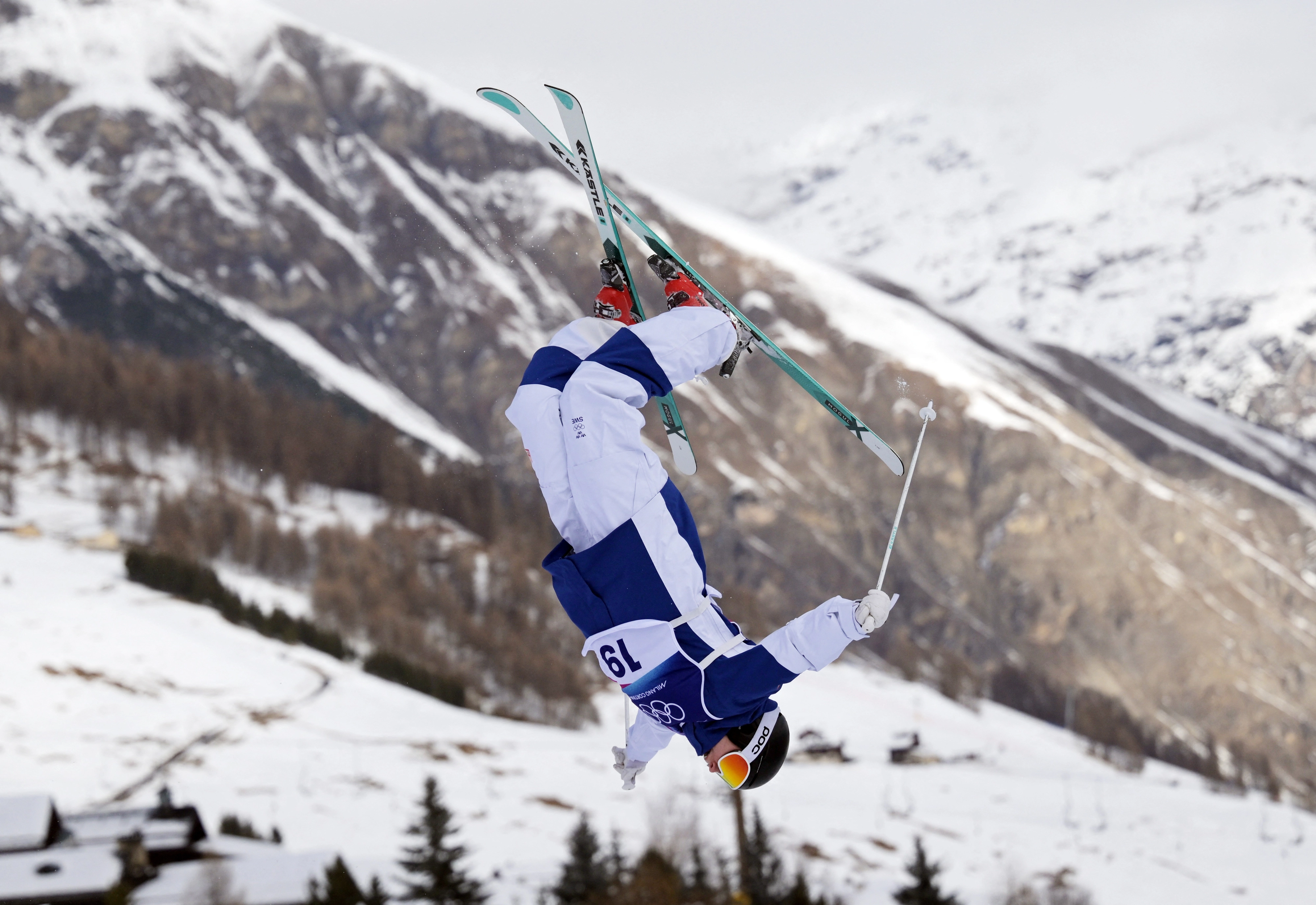 스웨덴 프리스타일 스키 국가대표 엘리스 룬드홀름이 10일(한국시간) 이탈리아 리비뇨에서 열린 2026 밀라노·코르티나담페초 동계올림픽 프리스타일 스키 여자 모굴 2차 예선에 참가하고 있다. 리비뇨 로이터 연합뉴스