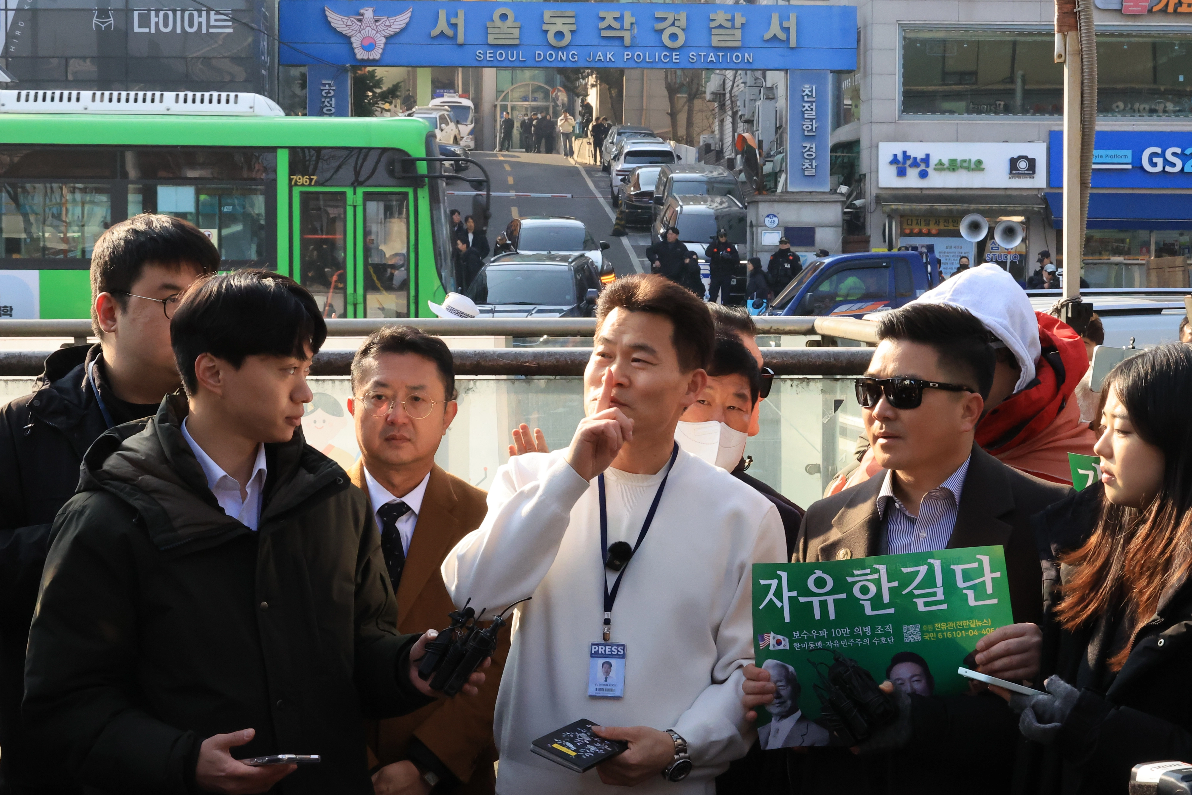 경찰 조사에 앞서 기자회견 하는 전한길씨  전 한국사 강사 전한길씨가 이재명 대통령 명예훼손 혐의로 조사를 받기 위해 12일 서울 동작경찰서로 출석하며 경찰서 주변에서 기자회견을 하고 있다. 2026.2.12 연합뉴스
