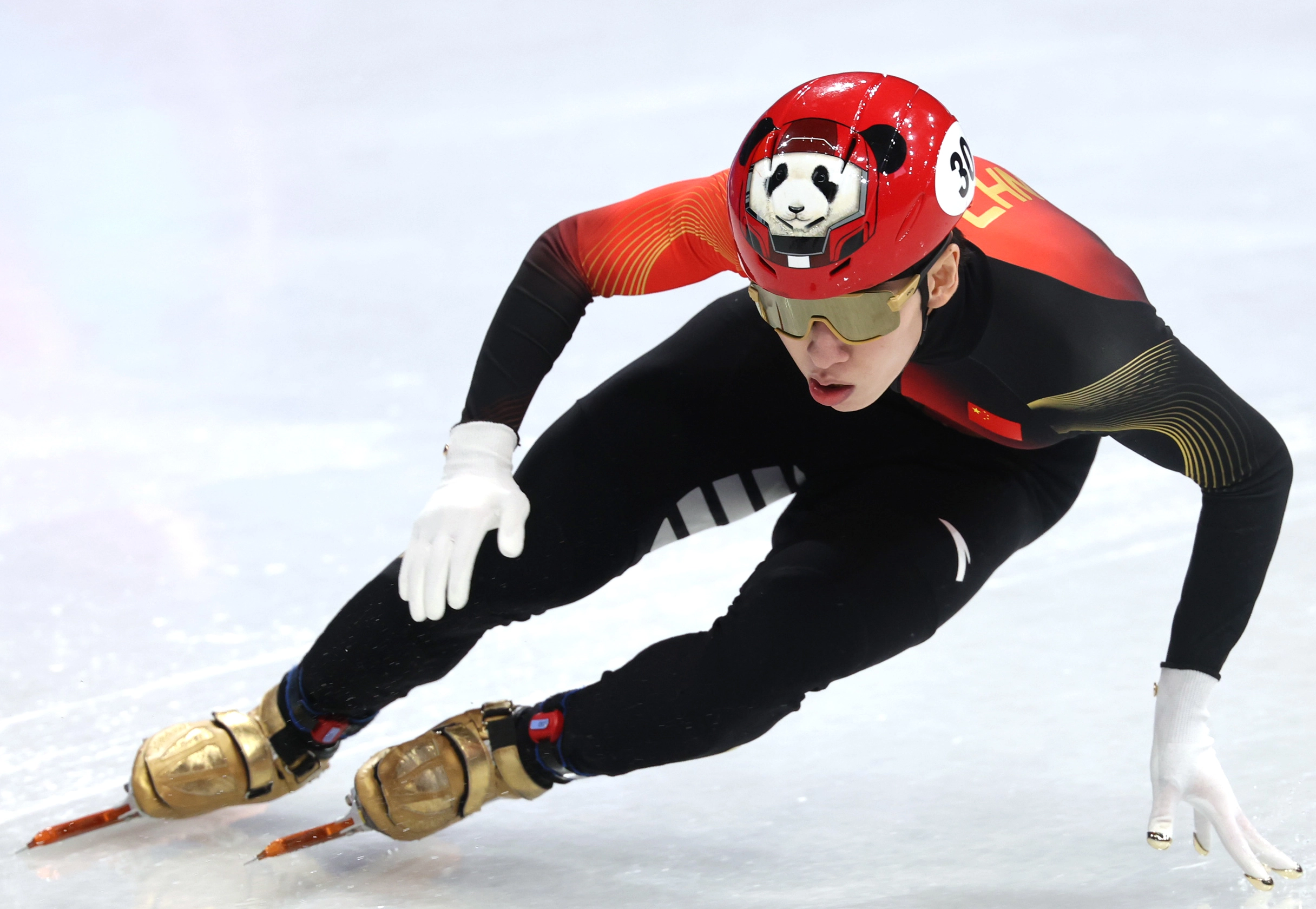 경기 펼치는 린샤오쥔  중국 쇼트트랙 국가대표 린샤오쥔이 10일(한국시간) 이탈리아 밀라노 아이스스케이팅 아레나에서 열린 2026 밀라노·코르티나담페초 동계올림픽 남자 1000m 예선에 참가하고 있다. 밀라노 연합뉴스