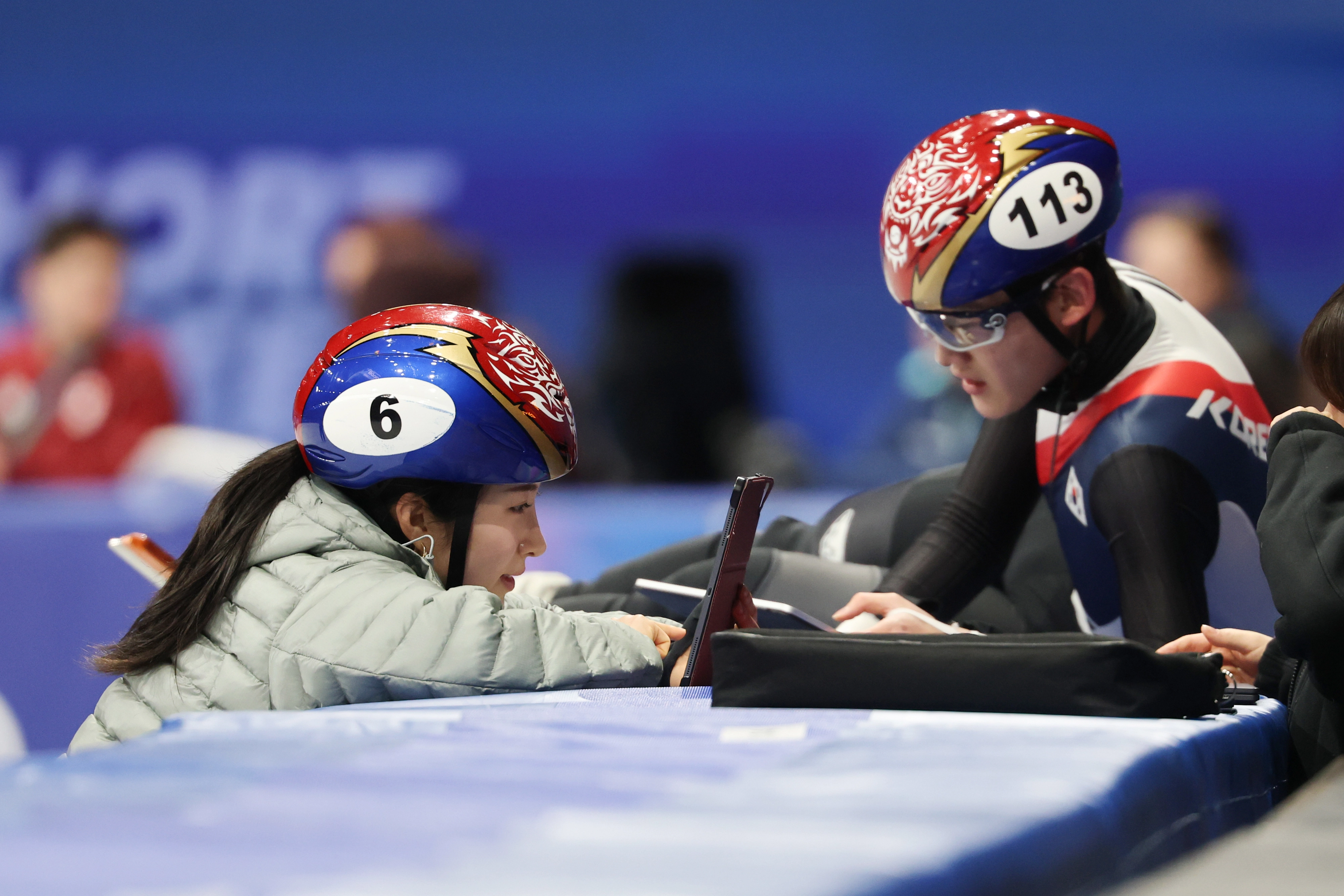 한국 쇼트트랙 국가대표 김길리와 임종언이 11일(한국시간) 이탈리아 밀라노 아이스스케이팅 아레나에서 훈련하고 있다. 밀라노 연합뉴스
