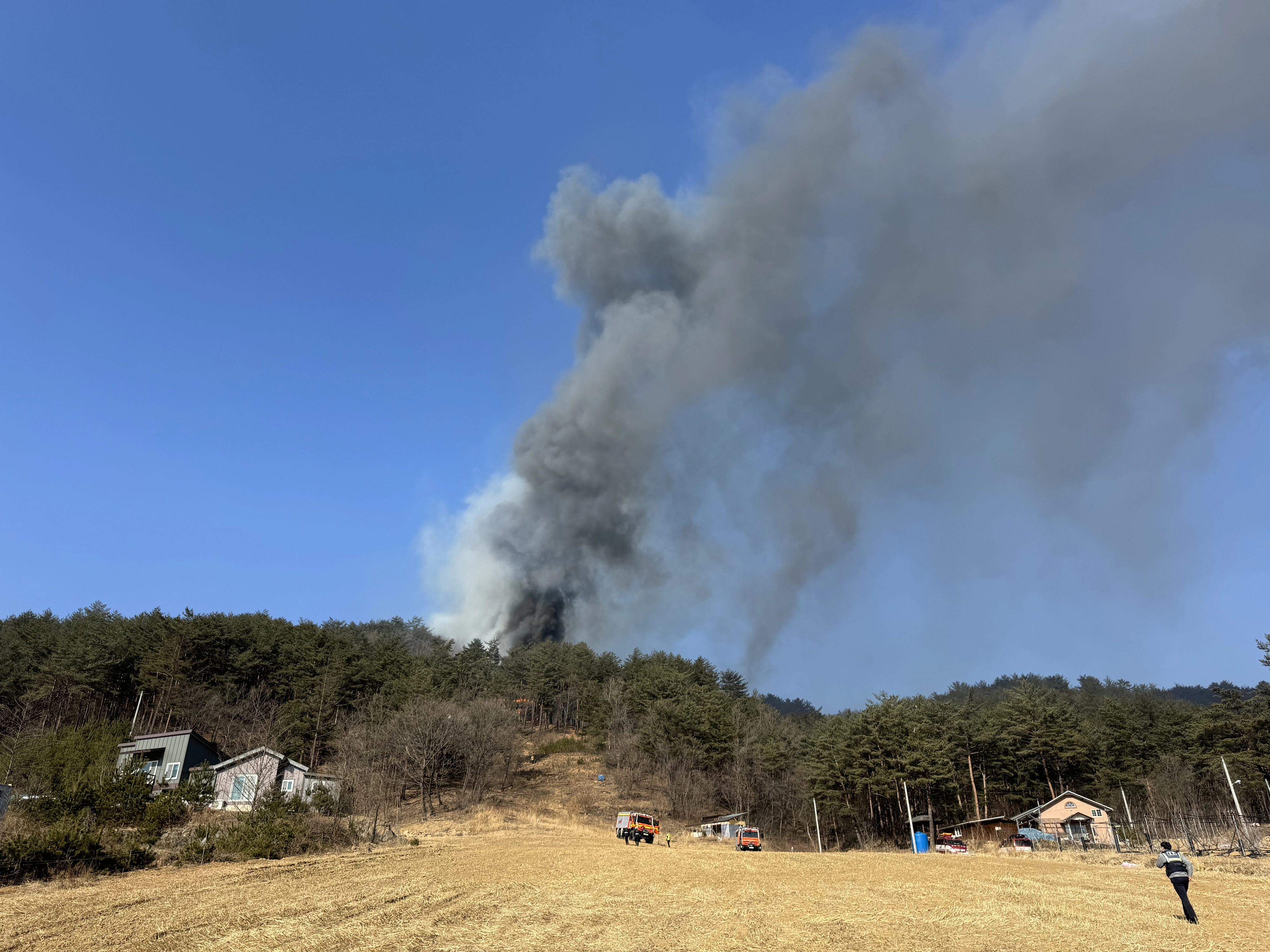 12일 강원 양양 현북면 장리의 한 야산에서 불이 발생했다. 강원도산불방지대책본부 제공