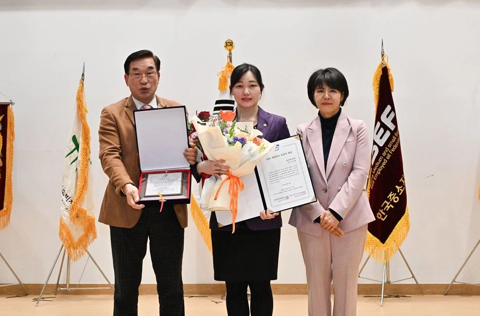 지난 10일 국회 대회의실에서 개최된 ‘2026 대한민국 유권자의 날 기념식’에서 ‘유권자 대상’을 수상한 이효원 의원(가운데)