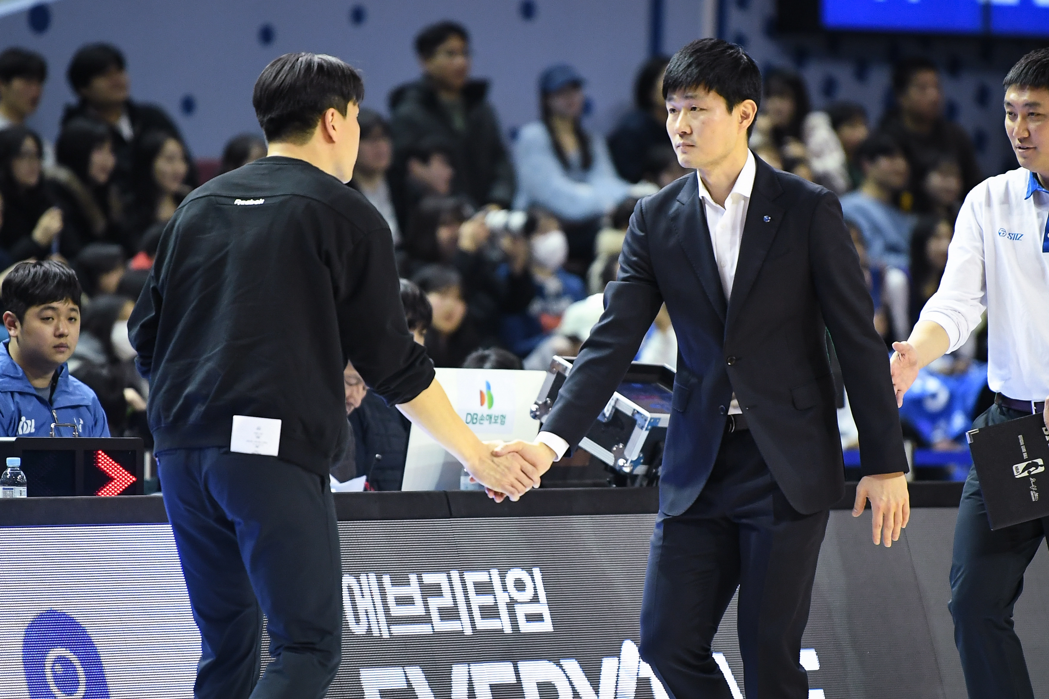 강혁 대구 한국가스공사 감독이 지난달 22일 서울 잠실실내체육관에서 열린 2025~26 프로농구 정규시즌 서울 삼성과의 원정 경기에서 85-92로 패한 뒤 김효범 감독과 악수하고 있다. KBL 제공