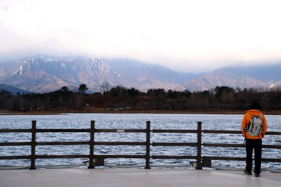 강원 속초 영랑호에서 바라 본  설악산. 연합뉴스