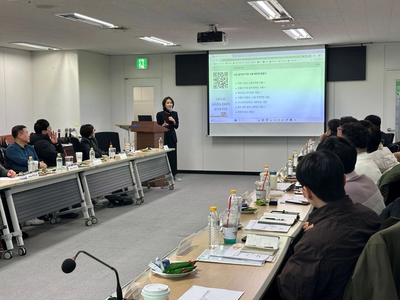 코레일네트웍스는 본사 대회의실에서 전문 외부강사를 초빙해 현장관리자 역할과 책임의식 증진을 위한 리더십 교육을 실시했다.