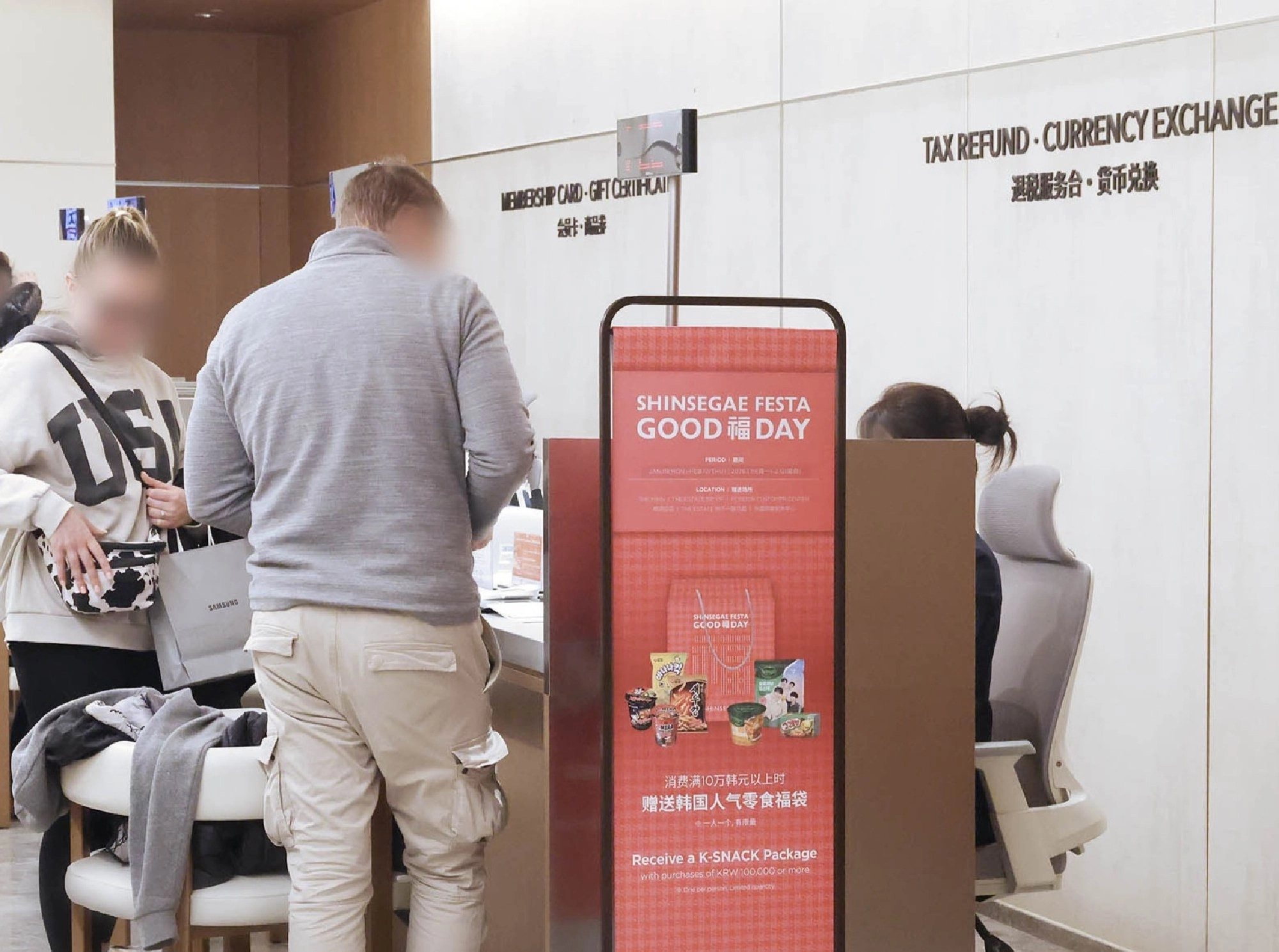 신세계백화점 본점의 고객 데스크에서 외국인 방문객들이 상담하고 있다. 신세계백화점 제공