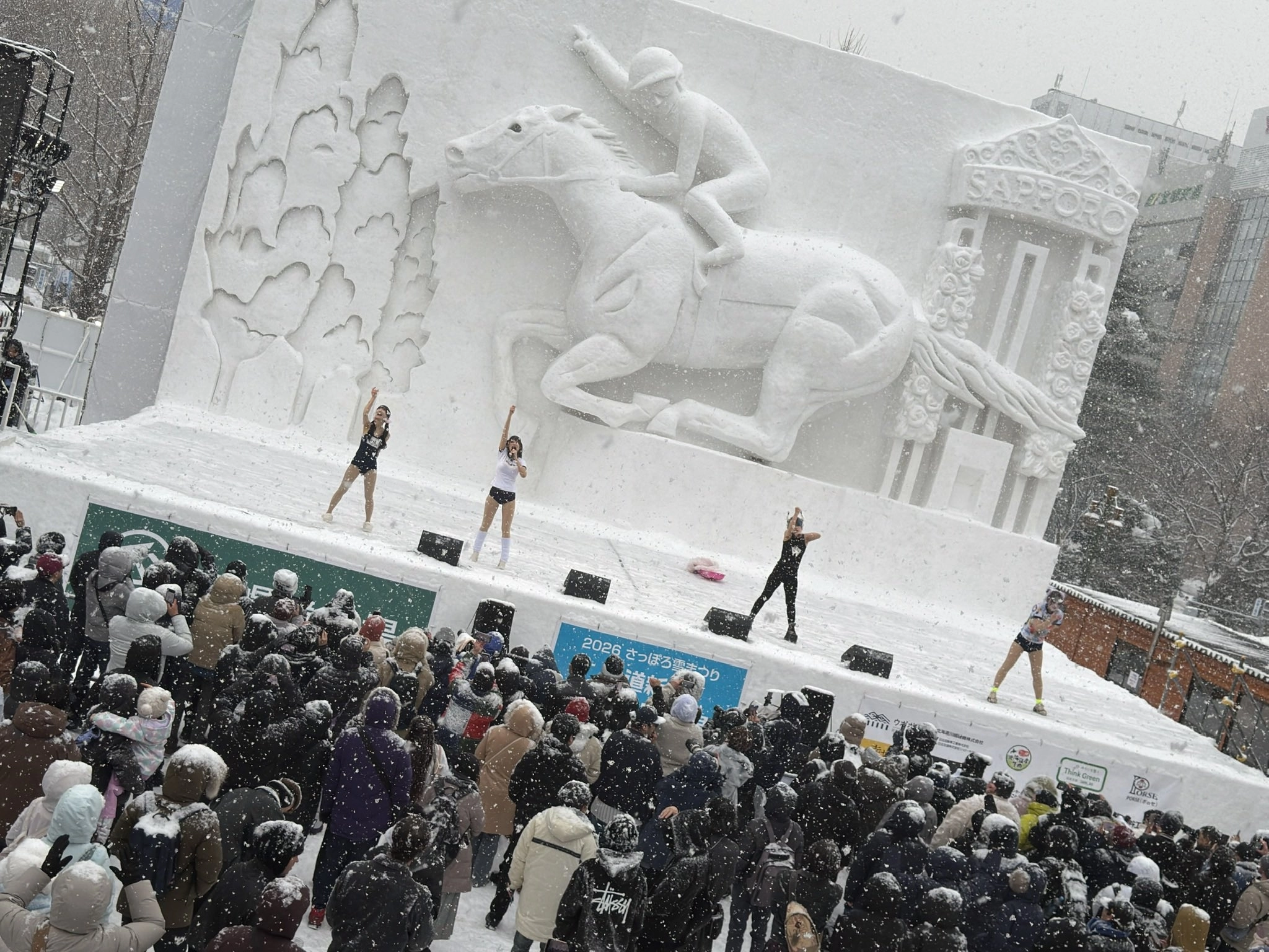 삿포로 눈축제에서 공연하는 일본 아이돌 그룹 ‘플랑크스타즈’의 모습. ‘플랑크스타즈’ 엑스(X) 캡처