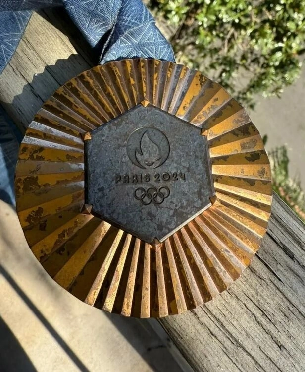 부식 논란에 휩싸인 2024 파리 올림픽 메달. 이 메달은 프랑스 럭셔리 대기업 루이뷔통모에헤네시(LVMH) 소속의 쇼메가 디자인하고 제작에 참여했다. 엑스 캡처