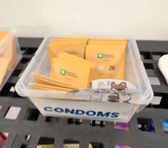 2026 밀라노·코르티나담페초 동계올림픽 선수촌에 1만개가량의 콘돔이 배포된 것으로 알려진 가운데, 콘돔이 벌써 바닥을 보이는 것으로 전해져 눈길을 끈다. 틱톡 캡처