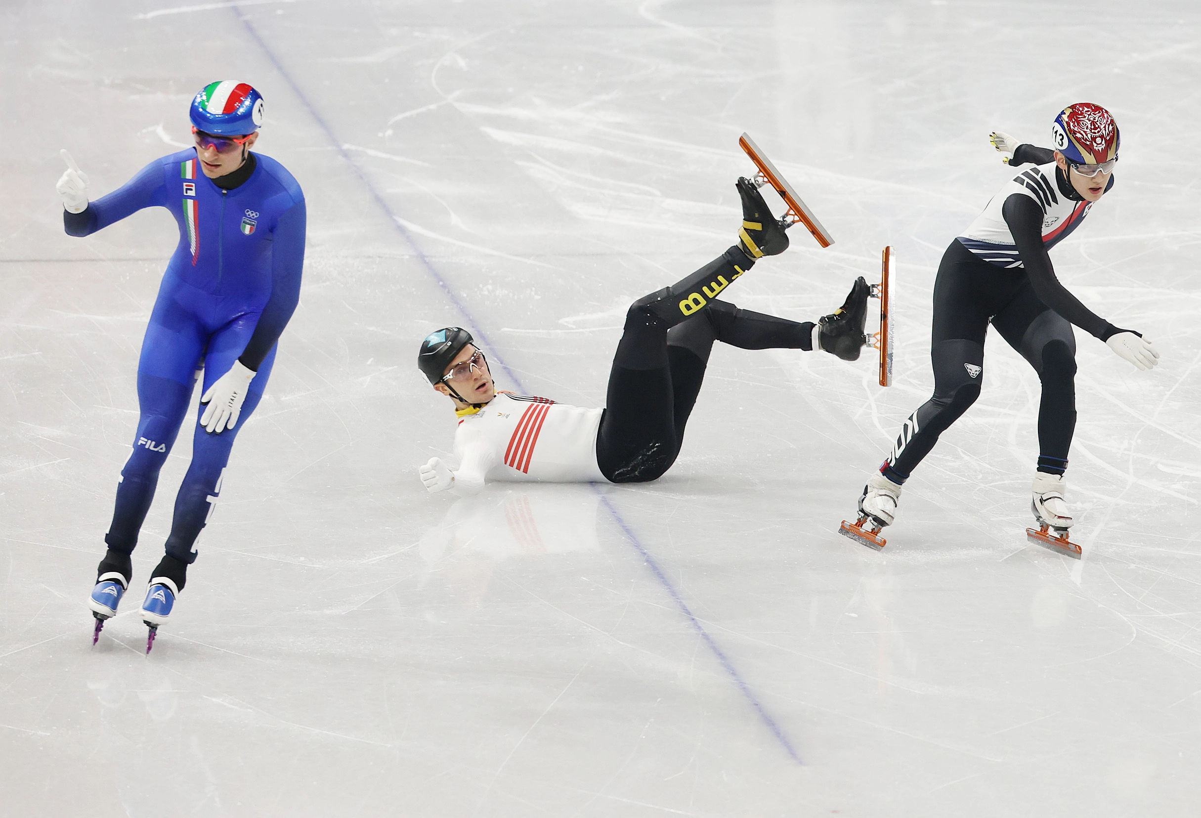 아이고! 저기는 꽈당  지난 10일(한국시간) 개인전 남자 1000m 예선에서 임종언(오른쪽)이 미끄러지는 하너 데스멋(벨기에)을 피해 결승선을 통과하는 모습.
밀라노 AP 연합뉴스