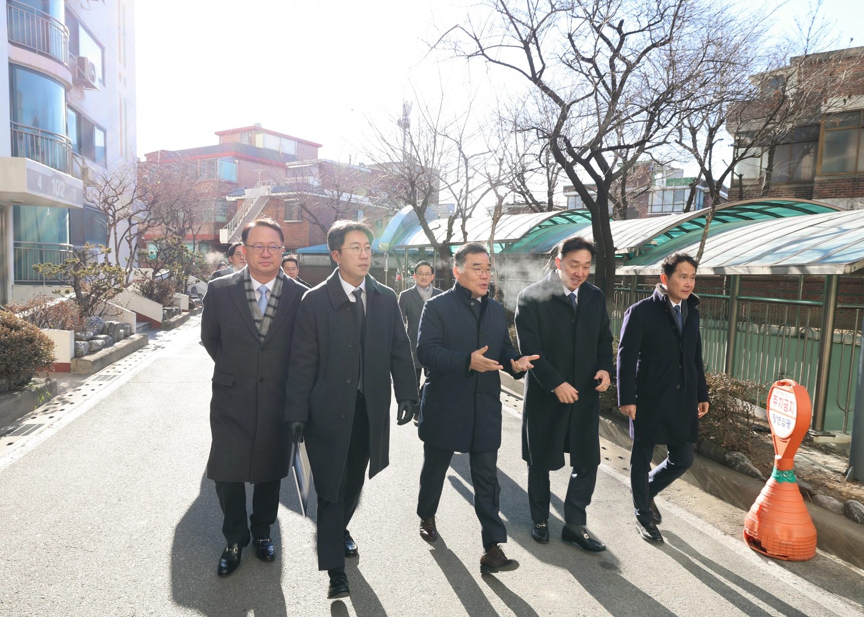 김보현(가운데) 대우건설 사장이 지난달 22일 서울 성동구 성수전략정비구역 4지구 사업지를 찾아 건축사업본부 임직원들과 함께 현장 점검을 하고 있다. 대우건설 제공