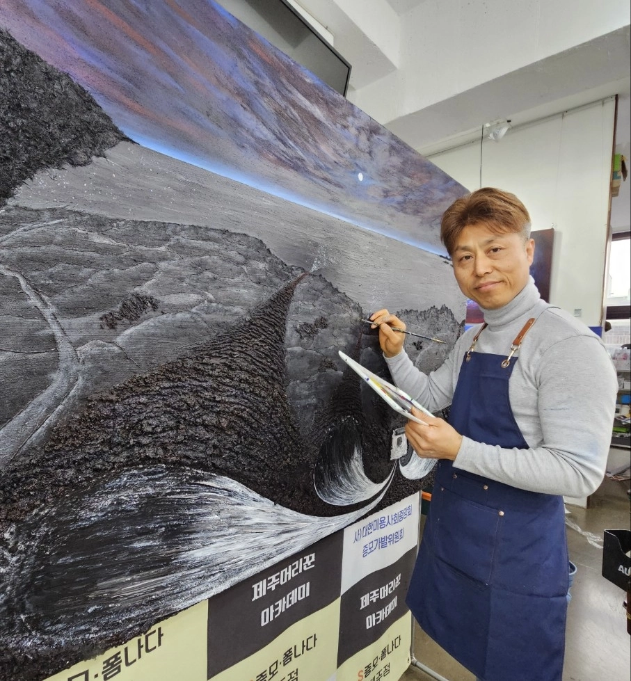 작품 ‘북촌리 윤슬’ 작업을 하고 있는 오명식 작가.‘
