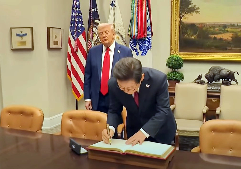 이재명 대통령의 만연필에 관심을 보이는 트럼프 대통령. 연합뉴스TV 유튜브 캡처