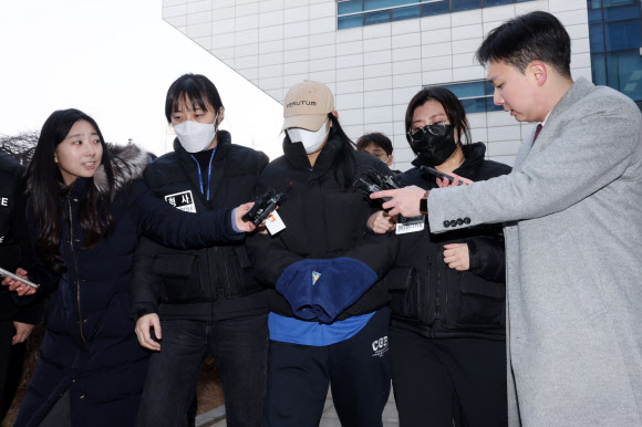 서울 강북구 수유동 모텔에서 남성 2명을 숨지게 한 혐의를 받는 20대 여성 A씨가 12일 서울북부지법에서 영장실질심사를 받기 위해 출석하고 있다.  경찰에 따르면 A씨는 지난 9일 강북구 수유동의 한 모텔에서 20대 남성 B씨에게 약물이 든 음료를 건네 숨지게 한 혐의를 받는다. 2026.2.12 연합뉴스