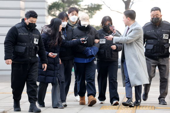 서울 강북구 수유동 모텔에서 남성 2명을 숨지게 한 혐의를 받는 20대 여성 A씨가 12일 서울북부지법에서 영장실질심사를 받기 위해 출석하고 있다.  경찰에 따르면 A씨는 지난 9일 강북구 수유동의 한 모텔에서 20대 남성 B씨에게 약물이 든 음료를 건네 숨지게 한 혐의를 받는다. 2026.2.12 연합뉴스