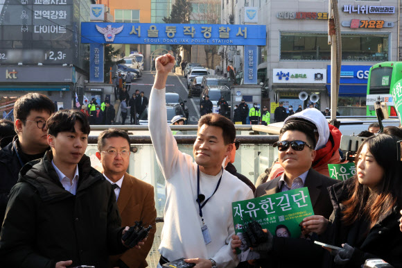 전 한국사 강사 전한길 씨가 이재명 대통령 명예훼손 혐의로 조사 받기 위해 12일 서울 동작경찰서로 출석하기 전 기자회견을 열고 주먹을 불끈 쥐어 보이고 있다. 2026.2.12 연합뉴스