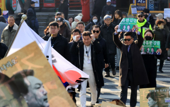 전 한국사 강사 전한길씨가 이재명 대통령 명예훼손 혐의로 조사를 받기 위해 12일 서울 동작경찰서로 출석하고 있다. 2026.2.12 연합뉴스