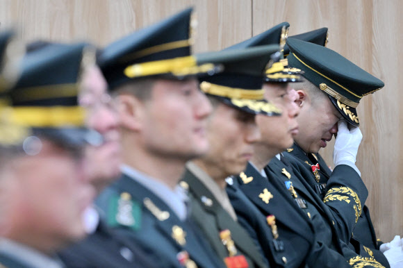 12일 경기 성남시 분당구 국군수도병원 장례식장에서 엄수된 코브라 헬기 추락으로 순직한 고 장희성·정상근 준위 영결식에서 군 동료들이 눈물을 흘리고 있다. 2026.2.12. 사진공동취재단