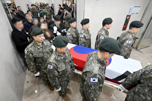12일 경기 성남시 분당구 국군수도병원 장례식장에서 코브라 헬기 추락으로 순직한 고 장희성·정상근 준위 합동영결식이 엄수되고 있다. 2026.2.12. 사진공동취재단