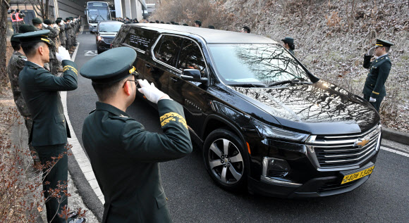 12일 경기 성남시 분당구 국군수도병원 장례식장에서 정상근 준위와 장희성 준위의 운구 차량이 영결식장을 떠나고 있다. 2026.2.12. 사진공동취재단