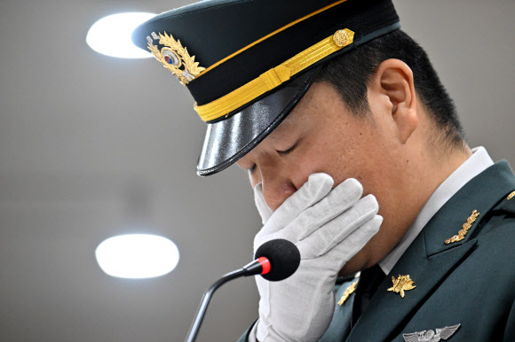 12일 경기 성남시 분당구 국군수도병원 장례식장에서 엄수된 코브라 헬기 추락으로 순직한 고 장희성?정상근 준위 영결식에서 부대 동료가 추모사 중 눈물을 흘리고 있다. 2026.2.12. 사진공동취재단