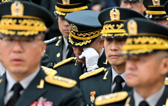 12일 경기 성남시 분당구 국군수도병원 장례식장에서 엄수된 코브라 헬기 추락으로 순직한 고 장희성·정상근 준위 영결식에서 한 장성이 눈물을 흘리고 있다. 2026.2.12. 사진공동취재단