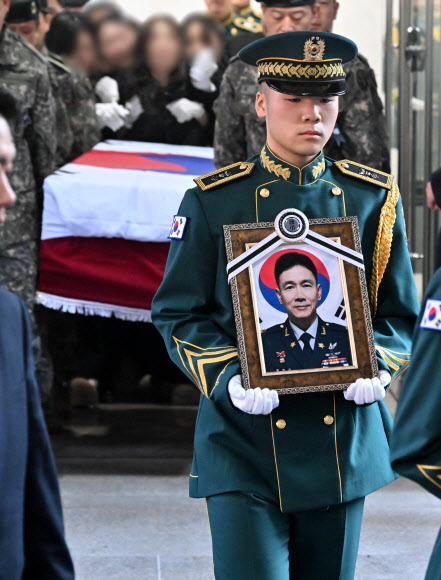 12일 경기 성남시 분당구 국군수도병원 장례식장에서 열린 코브라 헬기 추락으로 순직한 고 장희성·정상근 준위 영결식에서 정상근 준위의 영정과 관이 운구되고 있다. 2026.2.12. 사진공동취재단