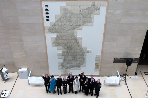 유홍준 국립중앙박물관장(가운데)이 12일 서울 용산구 국립중앙박물관에서 열린 국립중앙박물관 역사의 길 ‘대동여지도를 펼치다’ 개막 행사에서 참석자들과 기념촬영을 하고 있다. 2026.2.12 연합뉴스