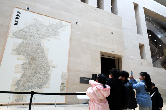 12일 서울 용산구 국립중앙박물관에서 열린 국립중앙박물관 역사의 길 ‘대동여지도를 펼치다’ 개막 행사에서 어린이들이 이날 공개한 대동여지도 영인본을 살펴보고 있다. 2026.2.12 연합뉴스