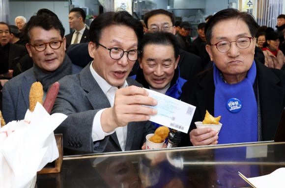 김민석 국무총리가 12일 설을 앞두고 물가를 점검하기 위해 청주 육거리종합시장을 찾아 온누리 상품권으로 물품을 구입하고 있다. 2026.2.12 연합뉴스